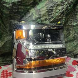 2016-18 Chevy Silverado Right Headlight W/Module 