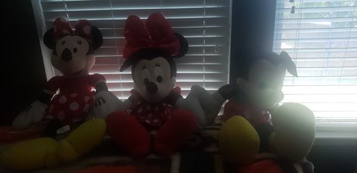 3 disney toya. Minnie and mickey talking toys , needs battery