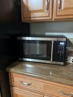 Black Hamilton Beach microwave - basically new!
