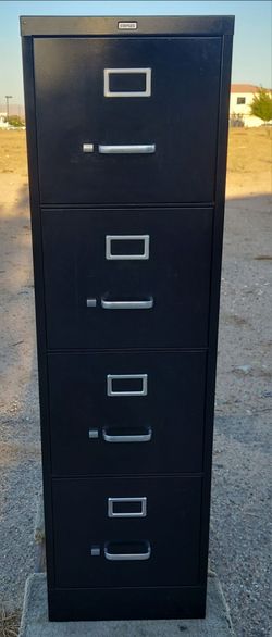 METAL 4 DRAWER FILE CABINET, NO Keys.