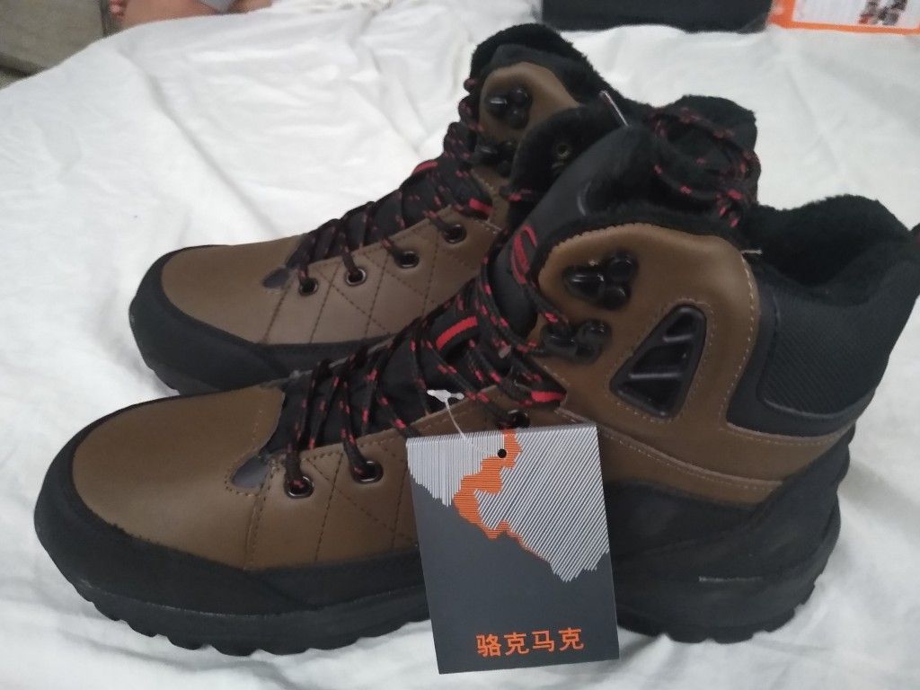 *NEW IN BOX* RockMark Mens Size 12 Snow Boots