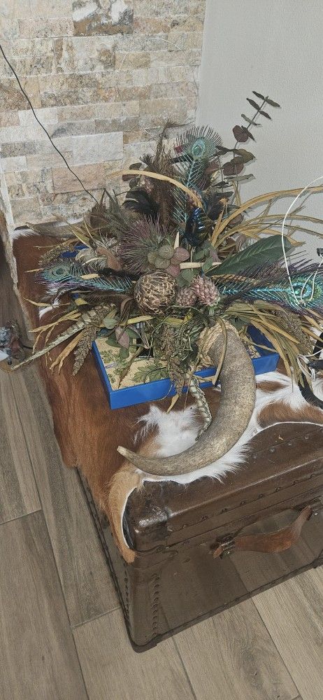 HOME DECOR WITH HORNS ON EACH SIDE.