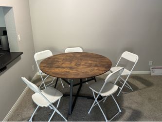 Round dining table