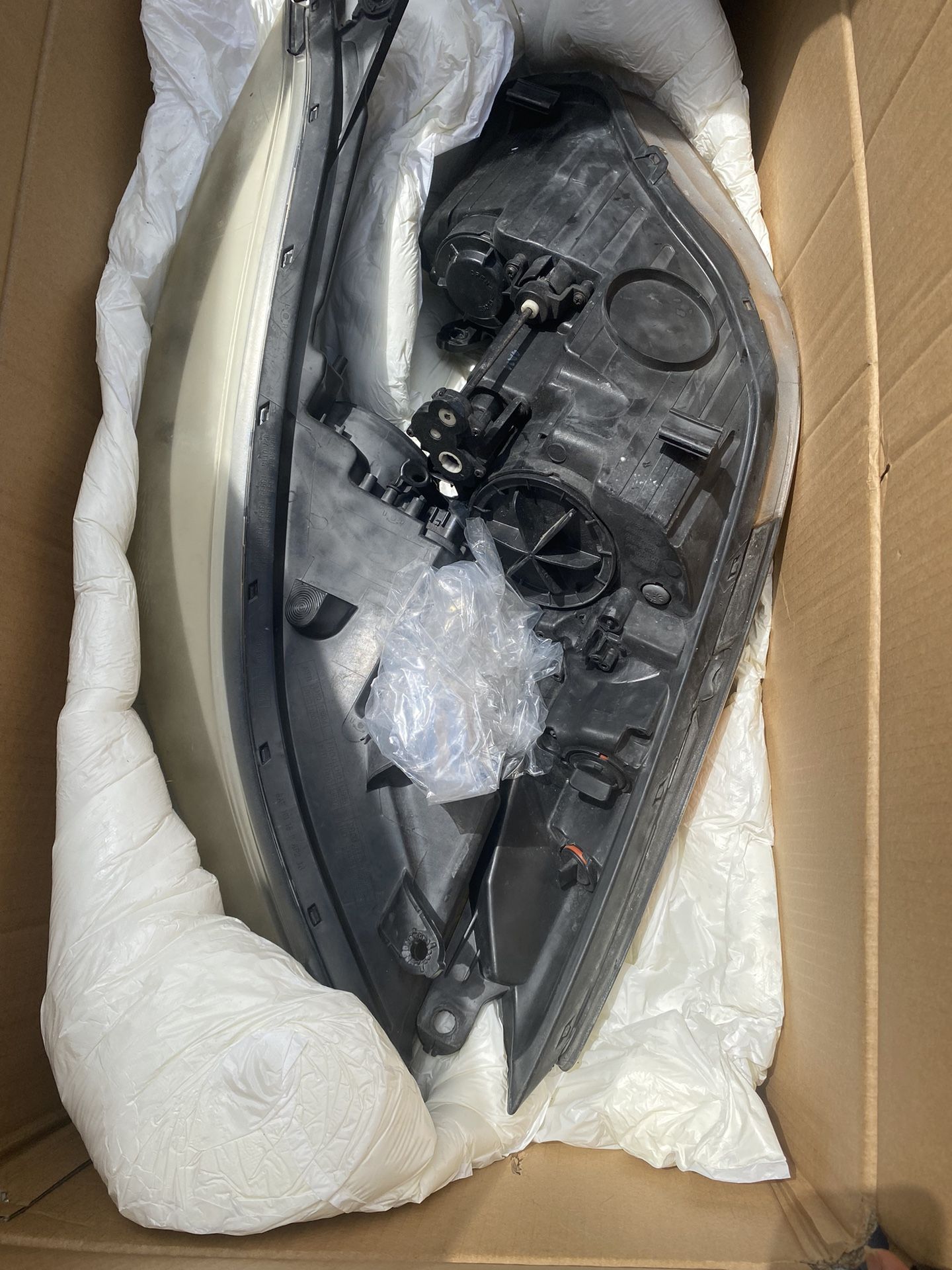 Used 2014 Hyundai Elantra Factory Made Headlights: 