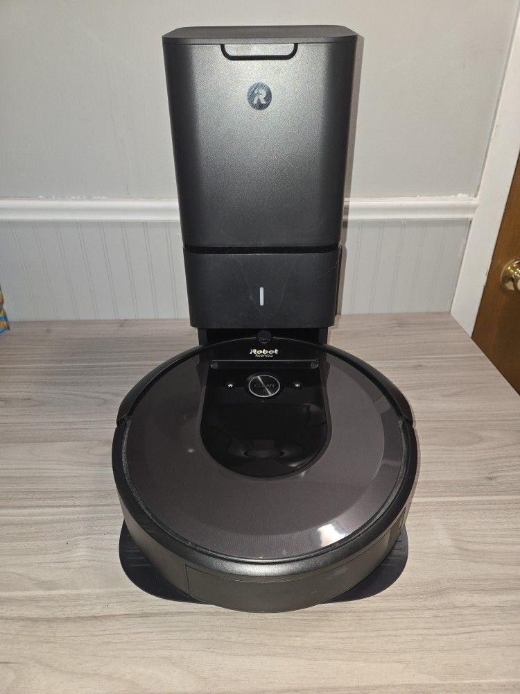 Like New iRobot Roomba i7+ (7550) Robot Vacuum with Automatic Dirt Disposal - Empties Itself ,Works with Alex