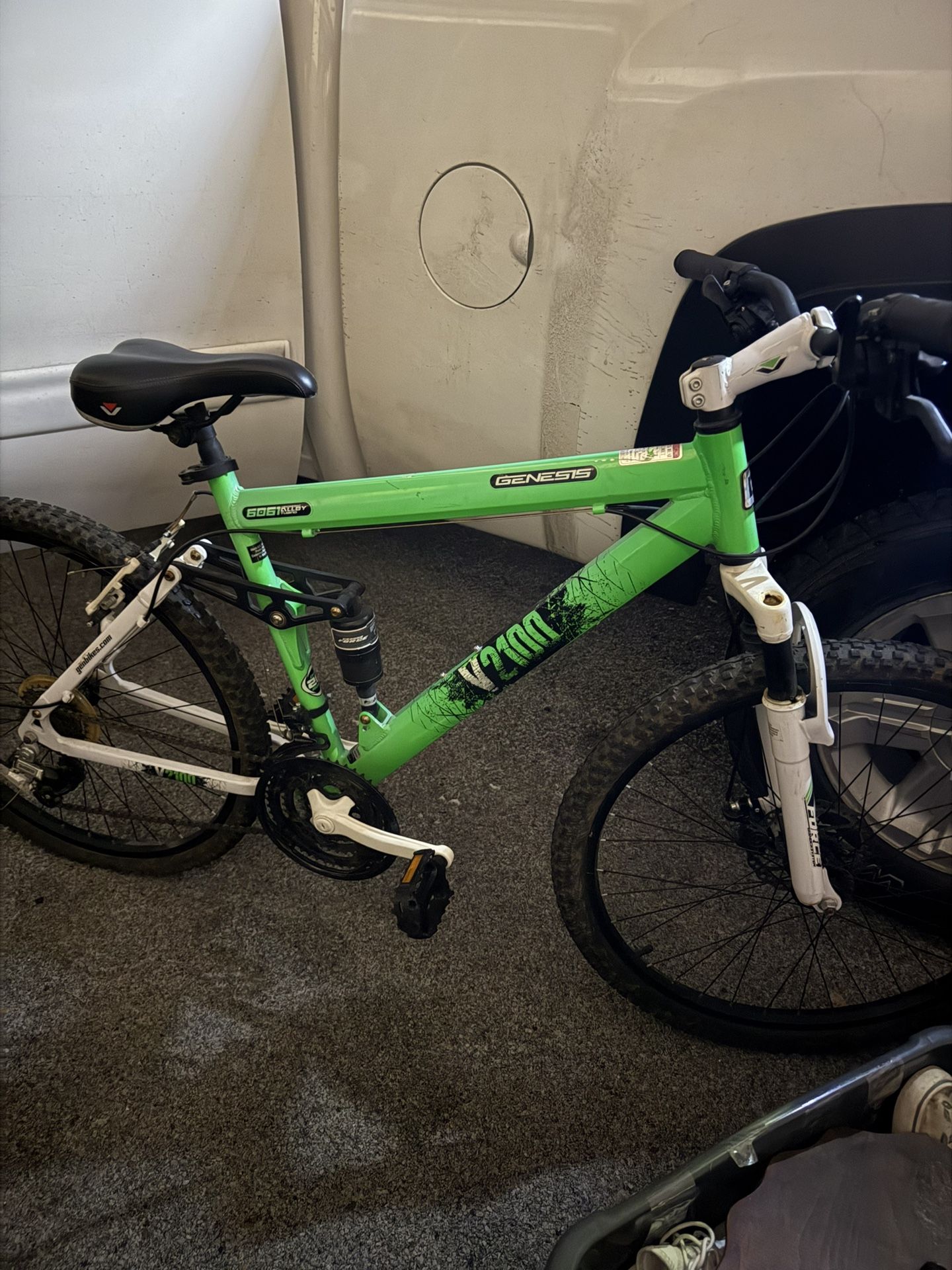 Genesis V2100 Men Bycicle Slightly Used