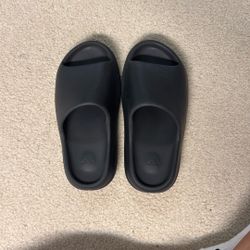 Yeezy Slides Onyx   Size 7 