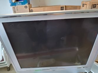 Panasonic TV TC-20LA1  20" diagonal LED screen with remote