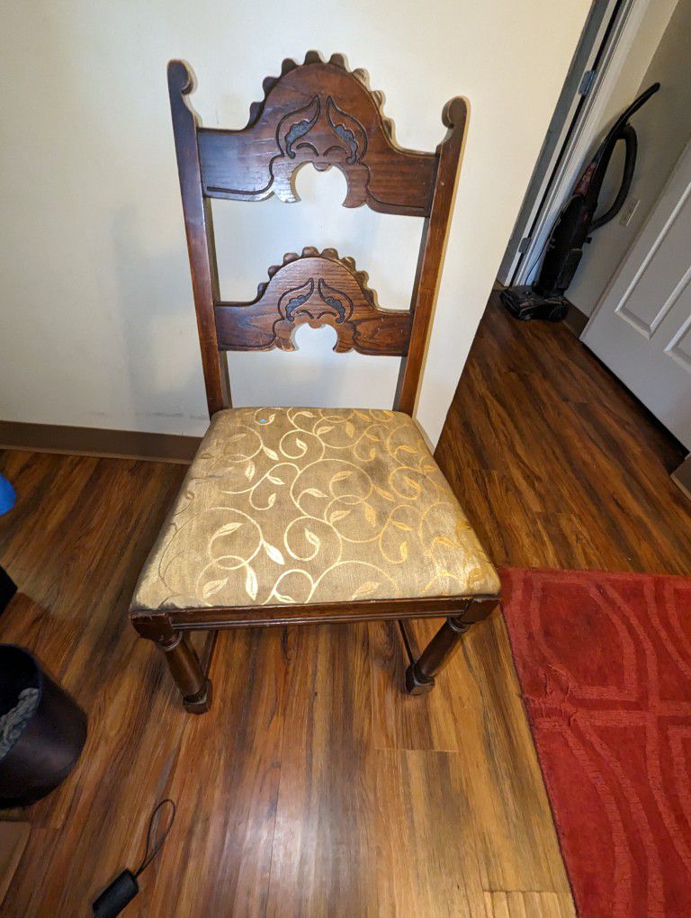 Estate Sale: Antique Dining Room Table/With Chairs 