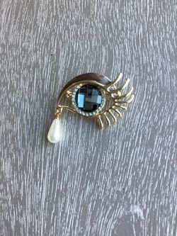 Betsey Johnson Big-Eye Shaped Brooch/Pendant W/ Tear-Drop Faux Pearl W/Multi Faceted Gray Crystal