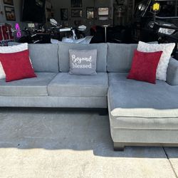 great condition modern sectional couch !! 