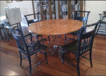 Beautiful Large Round Dining table and 4 chairs