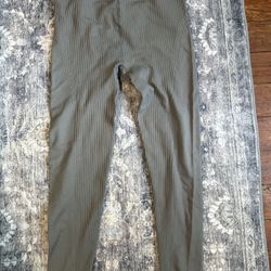 New, Never Worn PINK LILY Women’s Ribbed Gray Leggings Size Large 
