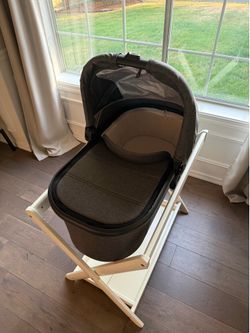 UPPAbaby Bassinet + Bassinet Stand + Storage Bag – Excellent Condition