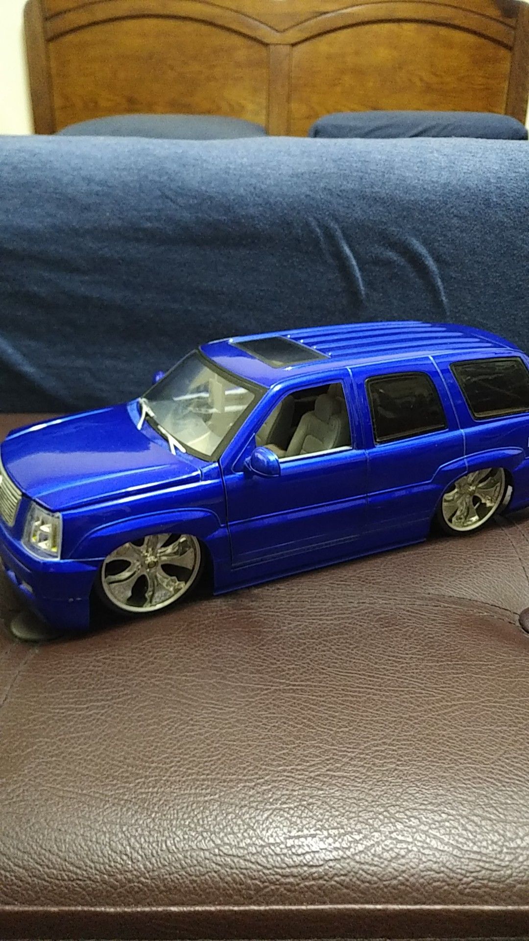 1:18 scale Jada Toys 2002 Cadillac Escalade Dub City SUV with Spinner Rims