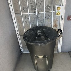 32 Gal Black Trash Can With Lid And Wheels 