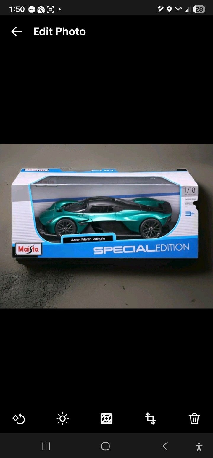 ASTON MARTIN VALKYRIE METALLIC GREEN 1/18 DIECAST MODEL CAR BY MAISTO 31465 