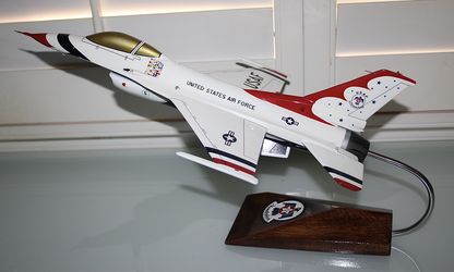 USAF Thunderbirds F16 Display Nice!