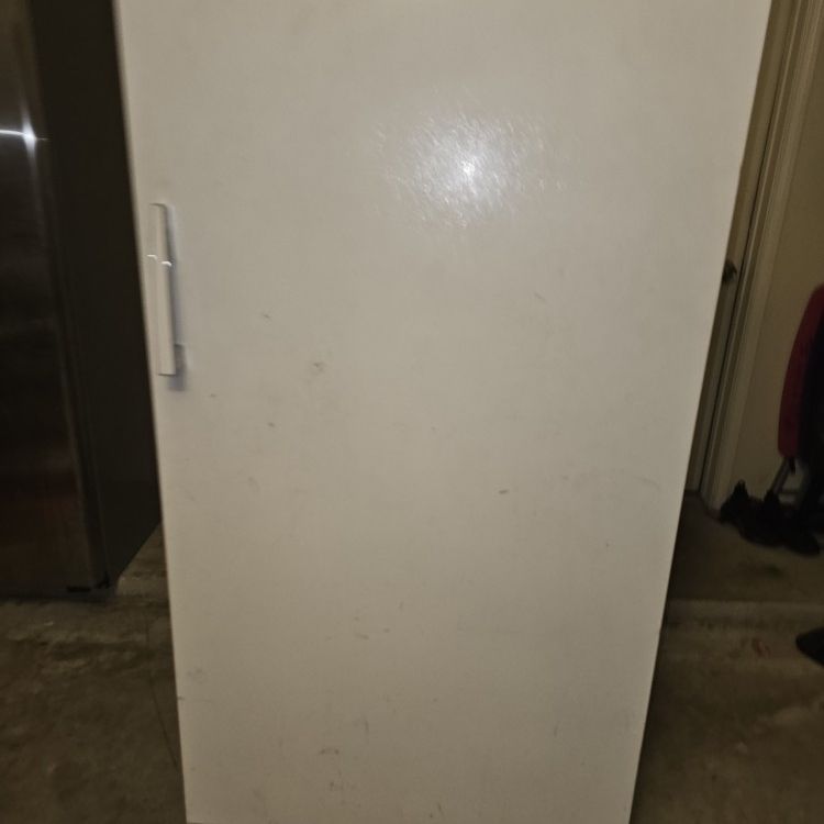 Maytag  14cubic   Upright  Freezer Still Works. Need  A New Home, Will Need Minor Matenance Last US A While.