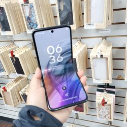 Motorola - razr 6.9" 2024 256GB (Unlocked)  - 90 DAYS WARRANTY INCLUDED / TAKE THIS HOME FROM $5 