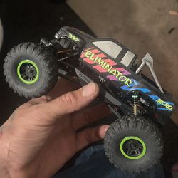 Axial 1/24 with a 80s body from a micro