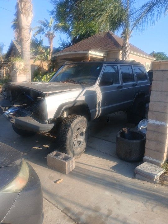 2001 Jeep Cherokee For Parts.