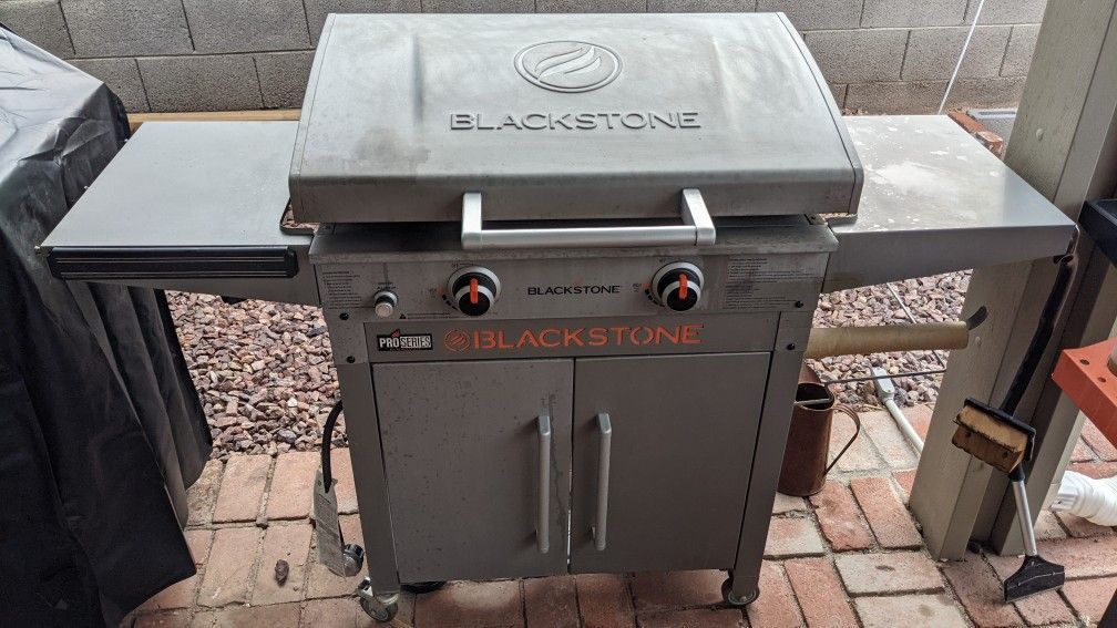 Blackstone ProSeries 2-Burner 28" Griddle Cooking Station With Hood