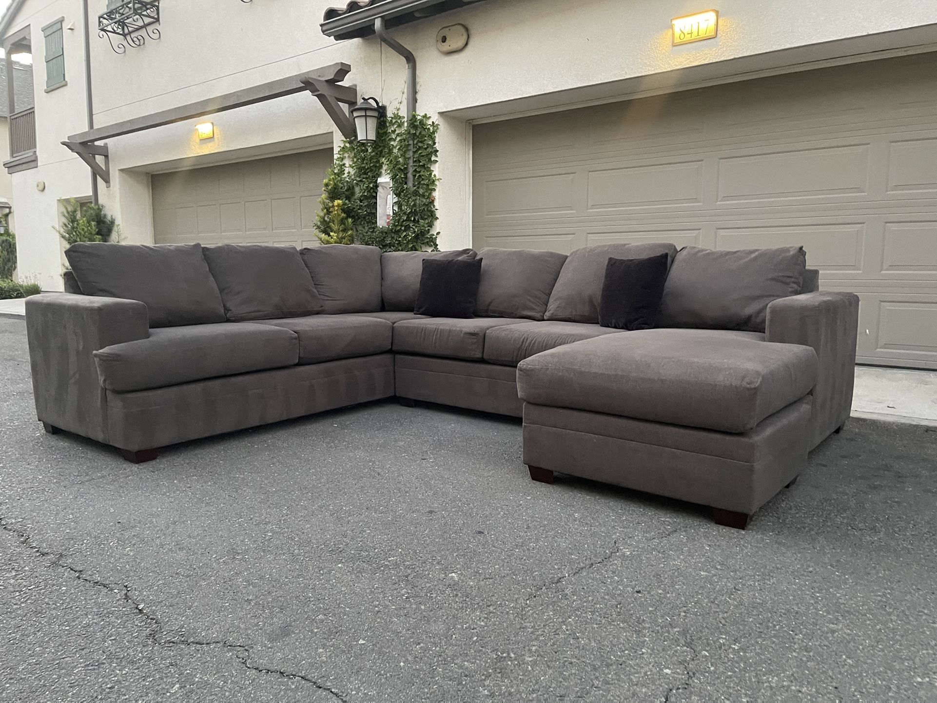 Huge Dark Grey Sectional couch I. Excellent Condition - Free delivery 🚛 