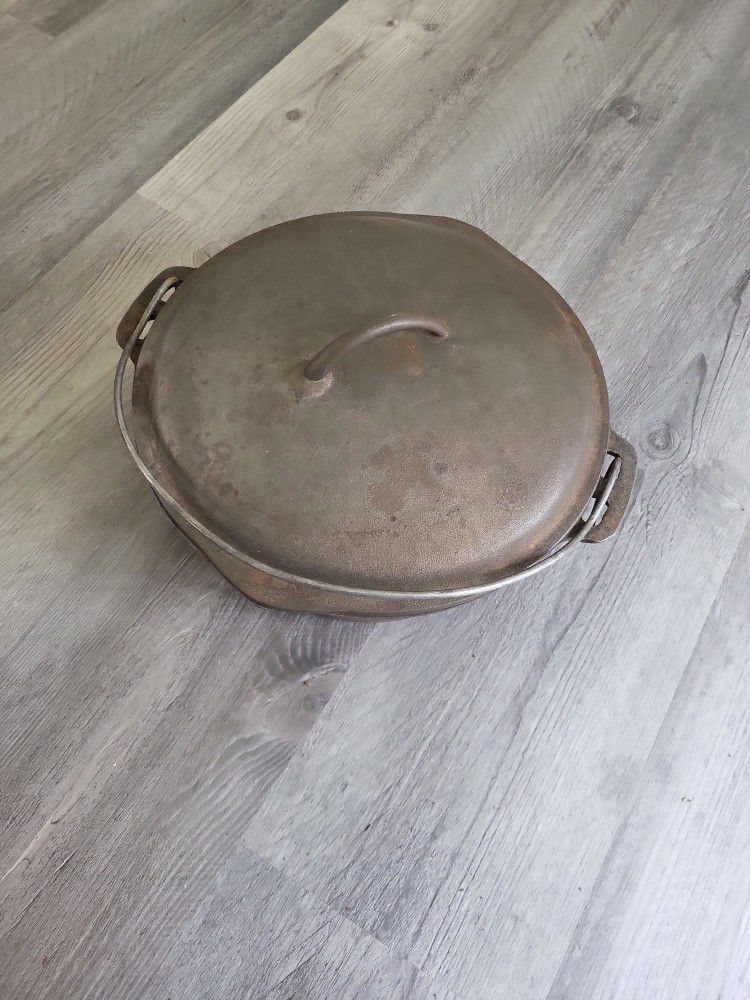 Vintage Cast Iron Dutch Oven No.8 10 5/8in 