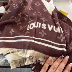 Louis Vuitton Scarf Monogram Wrap Black And White for Sale in Chicago, IL -  OfferUp