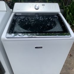 Maytag washer Large capacity Like New