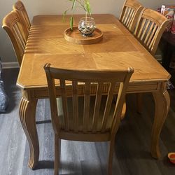 Extending Dinning Table With 5 Chairs.