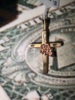 F32-000-548 14KT DANITY CROSS PENDENT WITH ROSE ON IT