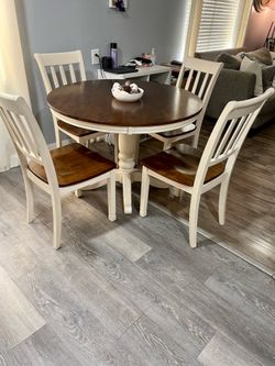 Beautiful Solid Wood Table and 4 Chairs — Excellent Condition