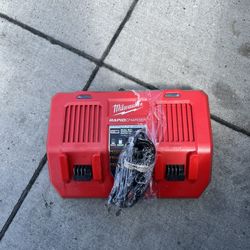 Dual bay Milwaukee rapid charger like new 