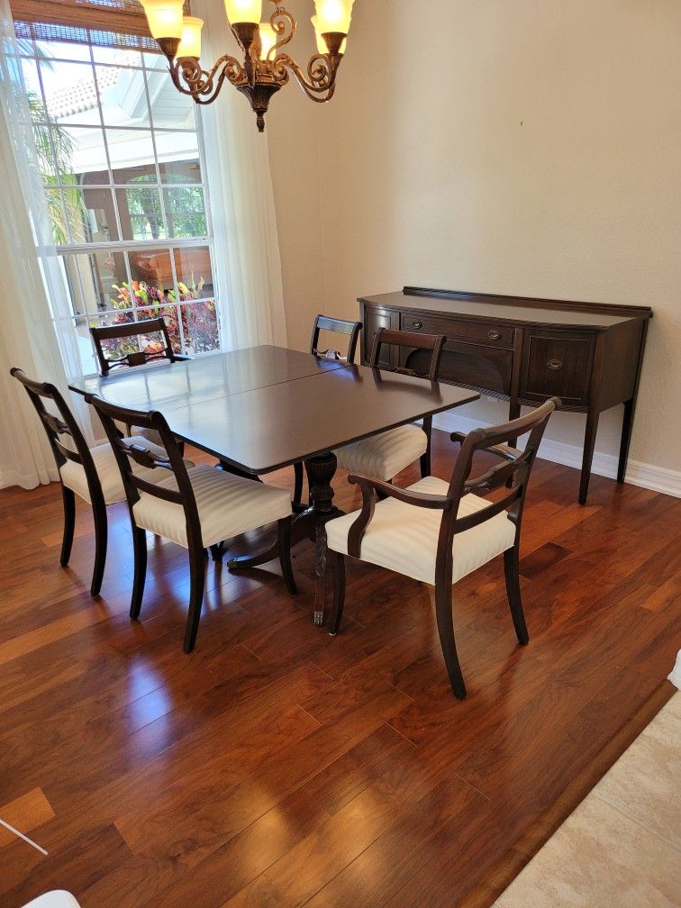 Dining Room Table with 6 Chairs And 2 Leafs. Plus Buffet.