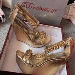Breckelle Wedges Size 8 Gold 