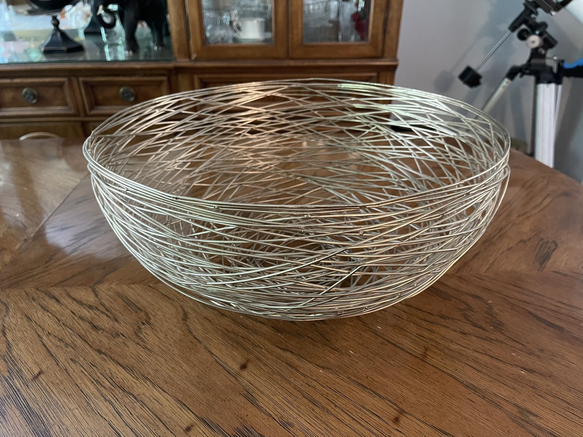 Large Decorative Metal Gold Toned Basket in Excellent Condition - Shaped Like a Bird’s Nest