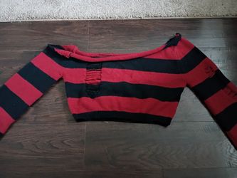 Off shoulder cropped shirt