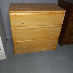 3 DRAWERS WOOD DRESSER 