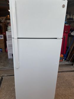 GE Top-Freezer Refrigerator White