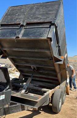 Dump trailer with automatic lift