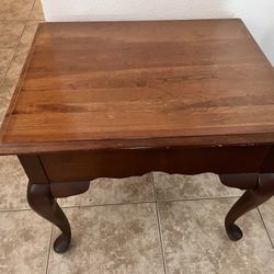 Small Table (desk/ Nighttable)/ Mesa Pequeña 