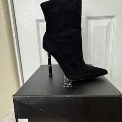 New Size 7 Black Fashion nova Boots 