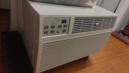 Soleusa air conditioner through wall or window unit like new