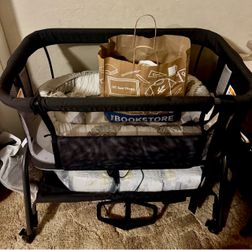 Like new Baby crib whit clothes and diapers
