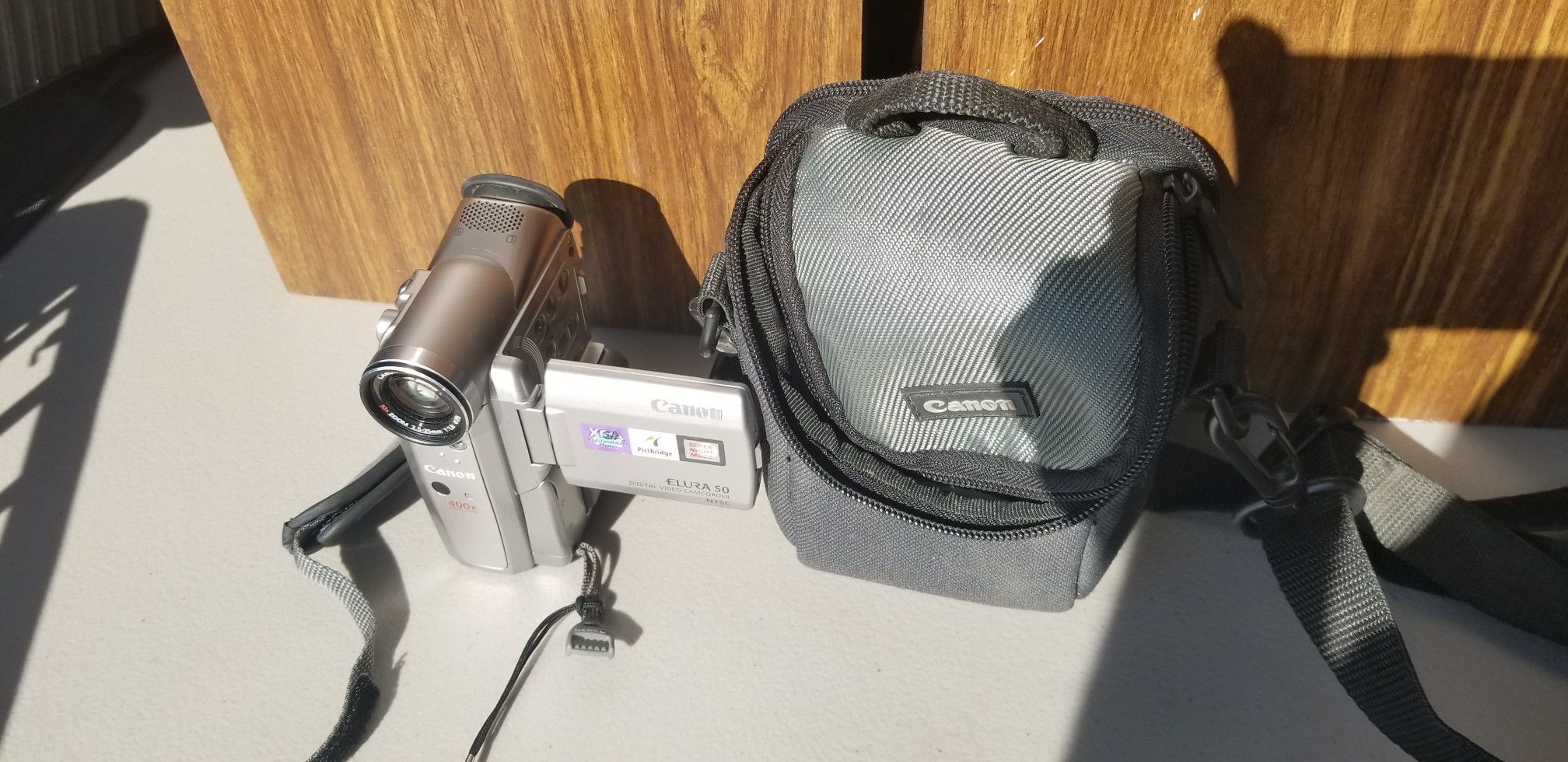 Canon Elura 50 No Charger, comes with 2 batteries