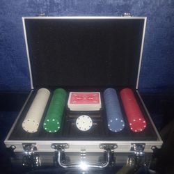  A poker set in an aluminum carrying case. 