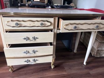 Girls desk/vanity