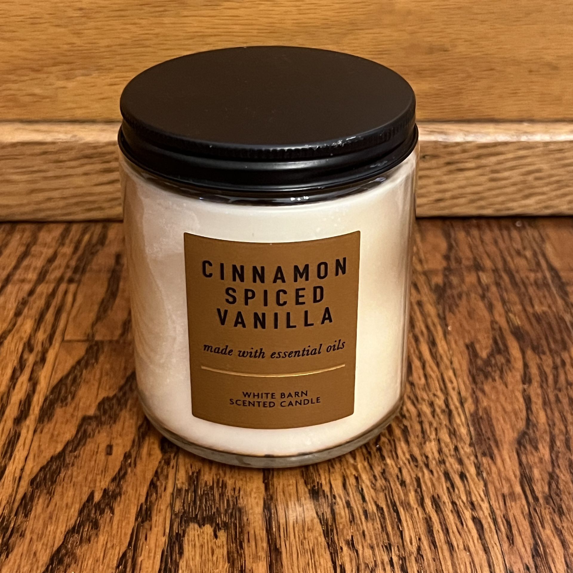 White Barn 8 oz Cinnamon Spiced Vanilla Candle made with essential oils